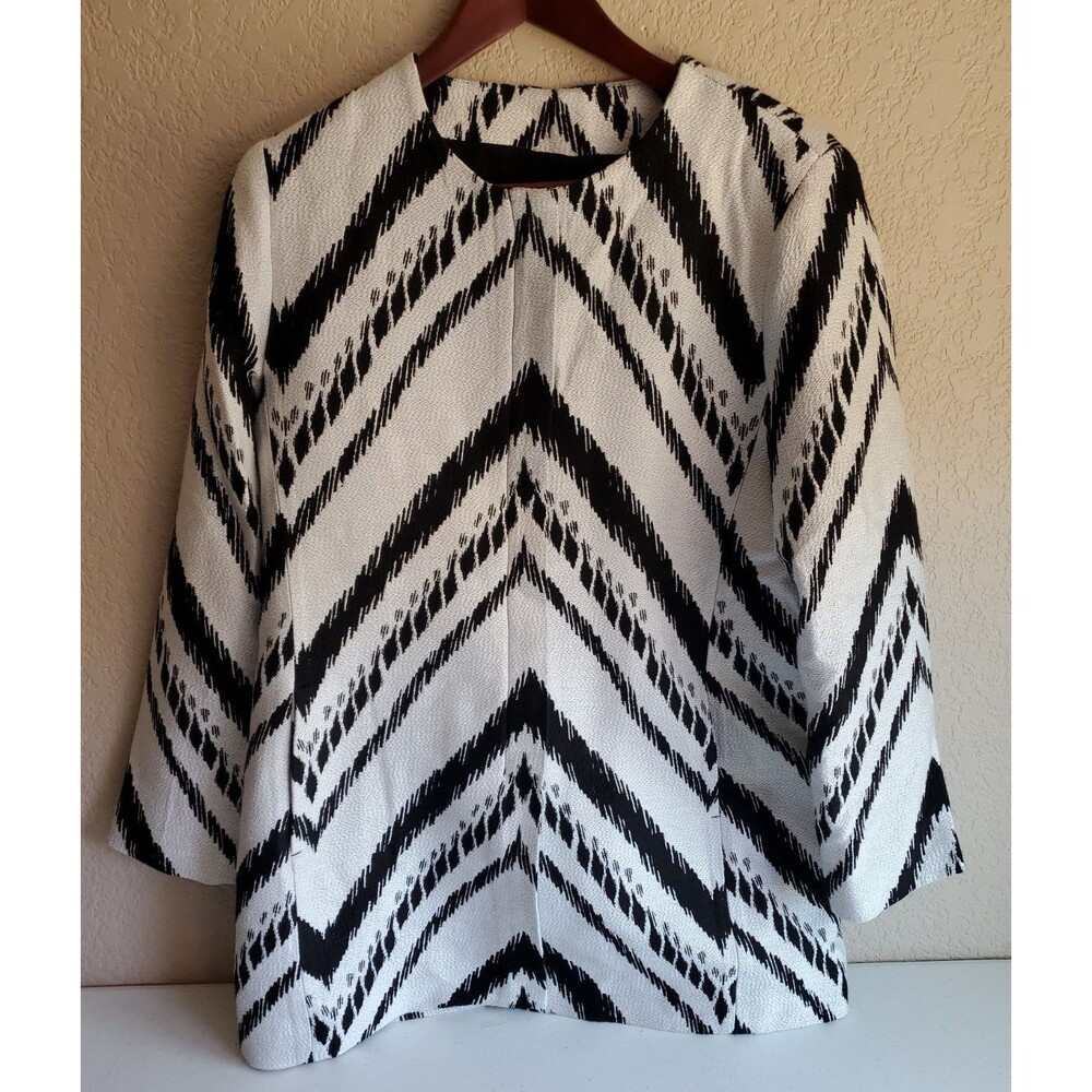 Chicos Jacket 1 Monochrome Artsy Chevron Stripe Minimalist Mid Length size 8
